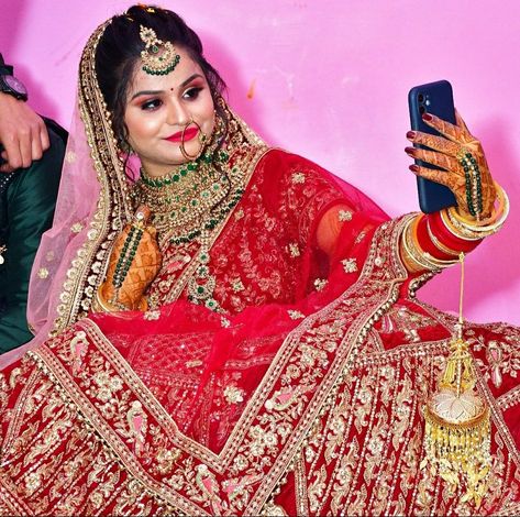 Sadi Pose Indian Fashion, Couple Wedding Dress Indian Hindu, New Dulhan Pose, Wedding Dulhan Pose, Wedding Outfits Indian, शादी की तस्वीरें, Indian Bride Poses, Indian Bride Photography Poses, Indian Wedding Poses