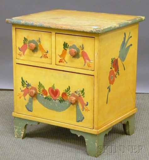 Small Peter Hunt-style Polychrome Paint-decorated Maple Three-drawer Chest | Sale Number 2546M, Lot Number 620 | Skinner Auctioneers $296 Bookshelf Painting, Sunny Cottage, Peter Hunt, Painted Bookshelves, Antique Booth Ideas, Folk Painting, Three Drawer Chest, Hunting Art, Decoupage Furniture