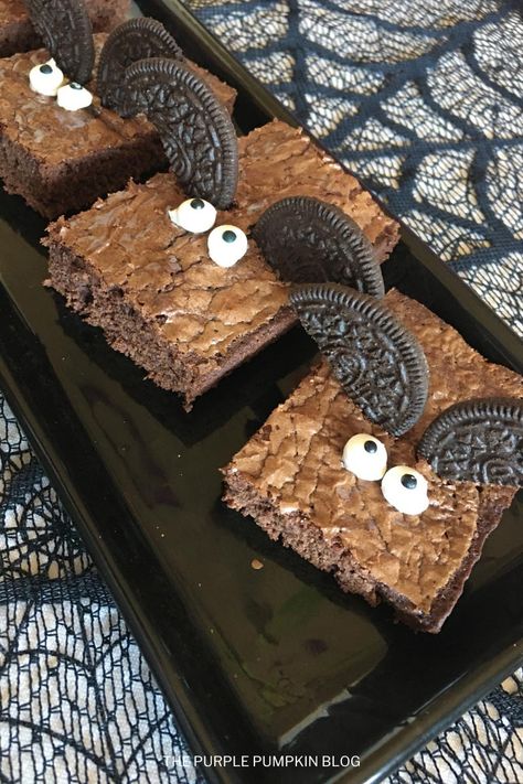 Bat Brownies, Brownies For Halloween, Halloween Brownie, Delicious Halloween Desserts, Delicious Halloween Treats, Brownie Bites Recipe, Halloween Brownies, Sugar Free Brownies, Pumpkin Brownies