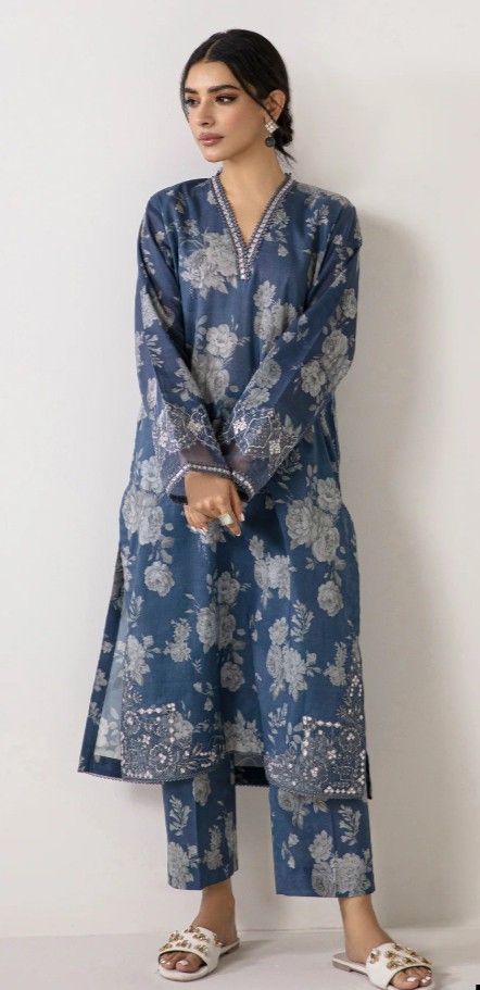 Plan Cotton Suit Design, Modest Kurti Designs, Women Kurta Set Design, Simple Suits Indian Casual, Cotton Printed Salwar Suit Designs, Naira Suits Designs, Latest Trendy Kurtis Design, Floral Printed Kurti Designs Latest, Kurta Pants For Women Design