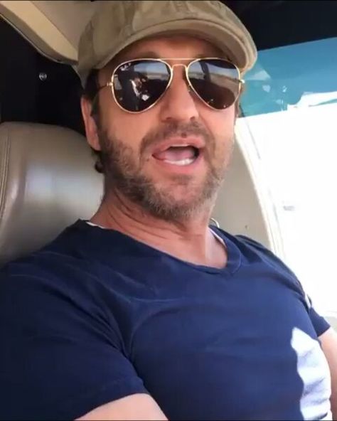 #Repost @gerardbutler - "Jet-setting with @LetsJetSmarter. Thanks for the ride! #sponsored #readyjetgo" Hot Scottish Men, Actor Gerard Butler, Scottish Man, Video Call With Boyfriend Screen Photo, Scottish Actors, Male Actors, Ariana Grande Photos, Gerard Butler, Phantom Of The Opera