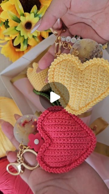 Crochet Ideas Keychain, Cute Crochet Keychains, Ideas En Crochet, Crochet Heart Keychain, Crochet Valentines Ideas, Crochet Keychain Ideas, Crochet Bears, Crochet Keychain Pattern, Crochet Videos Tutorials