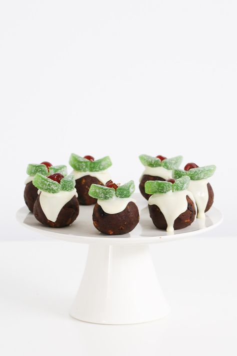 A classic Mini Christmas Puddings recipe that takes just 15 minutes to prepare and is ready to eat in 1 hour! These cute little puddings decorated with chocolate, spearmint leaves and glace cherries are the most delicious Christmas treat - perfect for dessert, food hampers or homemade gifts. #mini #christmas #puddings #recipe #dessert #thermomix #conventional #nobake #gifts Christmas Dessert Menu, Mini Christmas Puddings, Light Fruit Cake, Christmas Pudding Recipes, Dessert Thermomix, Christmas Puddings, Chocolate Crackles, Yummy Christmas Treats, Baileys Recipes