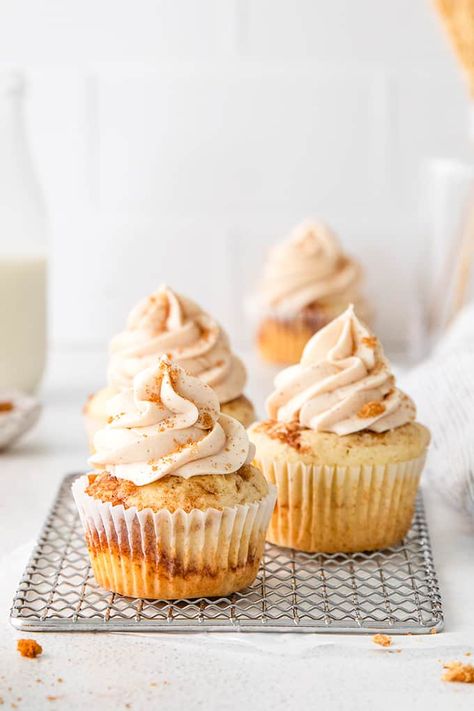 Cinnamon Swirl Cupcakes - Our delicious cinnamon cupcakes recipe is the perfect dessert for a brunch, party, or holiday celebration. These fluffy cinnamon vanilla cupcakes have a swirl of cinnamon in the batter and, of course, cinnamon cream cheese frosting. Each bite is perfection! Pineapple Upside Down Dump Cake, Cinnamon Cupcakes Recipe, Cinnamon Swirl Cupcakes, Air Fryer Churros, Bite Size Cupcakes, Cinnamon Roll Cupcakes, Cinnamon Cupcakes, Healthy Cupcakes, Swirl Cupcakes