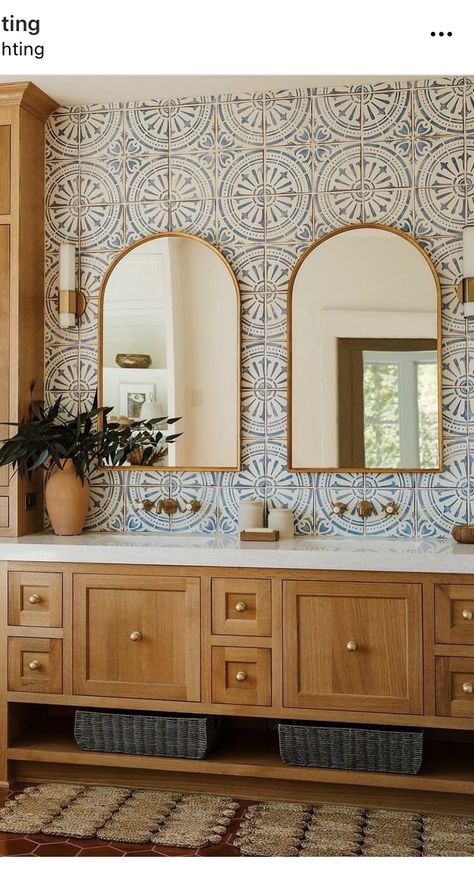 Wood Bathroom Backsplash, Spanish Bathroom, House Flipping, Bad Inspiration, Spanish Style Home, Hacienda Style, Spanish Style Homes, Dream House Interior, House Bathroom