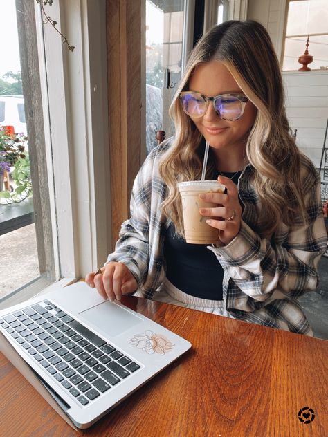 Fall Semester Aesthetic, Blue Light Glasses Aesthetic, Semester Aesthetic, Glasses Aesthetic, College Clothes, Working At Home, Fall Semester, Diff Eyewear, Blue Glasses