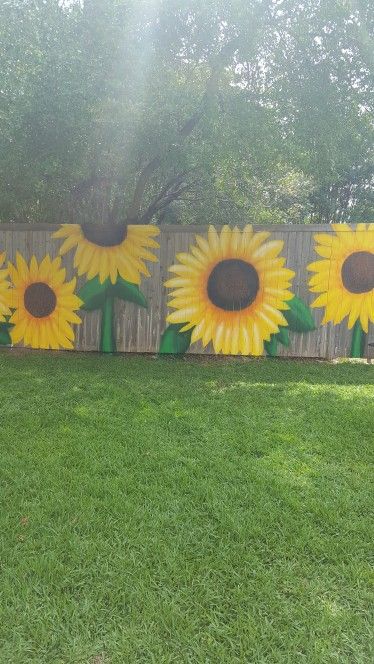 sunflowers painted on my fence.fun time Garden Fence Art, Garden Mural, Diy Fence, Fence Art, Fence Paint, Fence Decor, Sunflower Painting, Backyard Fences, Wood Fence