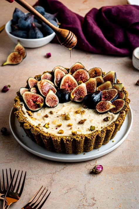 Honey being drizzled onto a mascarpone fig tart. Fig Desserts, Fig Dessert Recipes, Fig Dessert, Mascarpone Cake, Fig Season, Fig Tart, Romantic Recipes, Caprese Recipes, Fig Cake