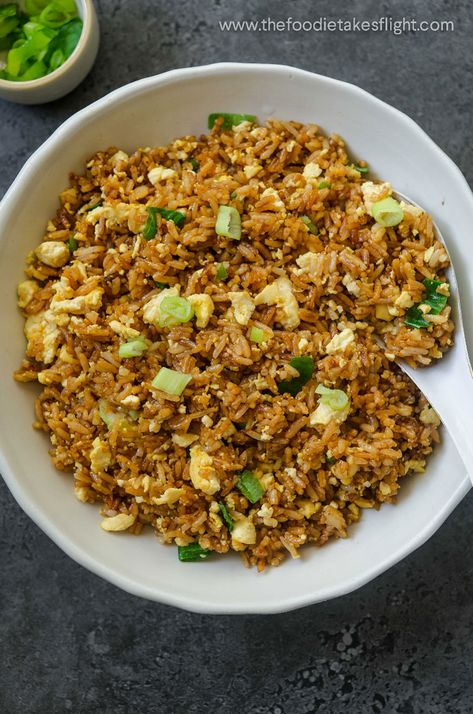 Sauce For Eggs, Tasty Fried Rice, Soy Sauce Eggs, Soy Sauce Rice, Vegan Fried Rice, Veggie Rice, Recipes With Soy Sauce, Fried Rice Recipe Easy, Making Fried Rice