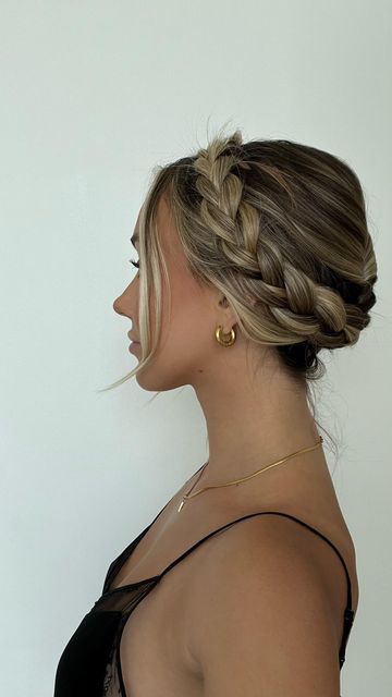 Aurora Lovestrand on Instagram: "This has to be one of my fav tutorials in a long while 🥹❤️ this braided crown hairstyle is actually very easy, you just need to know how to do a 3 strand braid! #hairtutorial #hairstyle #hairstyles #haircrown #braidedcrown #hairgoals #longhair #hairtrends #haircolor #hairtransformation #braidedhairstyles #hairvideo #hairblogger #toronto #torontoblogger #torontobloggers" Braid Crown Bridesmaid, Braid Headband Updo, Side Crown Braid, Crown Bun Hairstyles, Crown Braid Wedding Hair, Braided Crown Hairstyles Tutorial, Plait Crown, Bun With Braids Hairstyles, Bridesmaid Braided Hairstyles