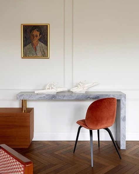 Home office perfection with Beetle Chair! Photo via @elledecorationru by @kasiagatkowskaphotography. #gubi #gubiofficial #beetlechair… Beetle Chair, Neoclassical Interior, Walnut Doors, Vogue Living, Walnut Dining Table, Apartment Interior Design, Oak Floors, Open Plan Living, Apartment Interior