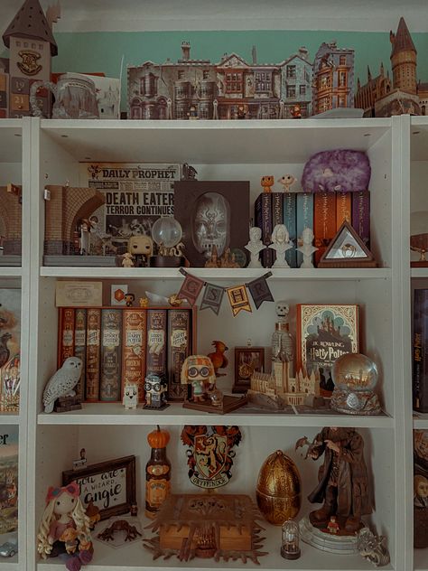 Harry Potter Themed Bookshelf, Harry Potter Bookshelf Ideas, Harry Potter Bookshelf Display, Harry Potter Book Display, Geek Bookshelf, Aesthetic Harry Potter Room, Harry Potter Book Shelf Ideas, Harry Potter Shelf Display, Harry Potter Shelves