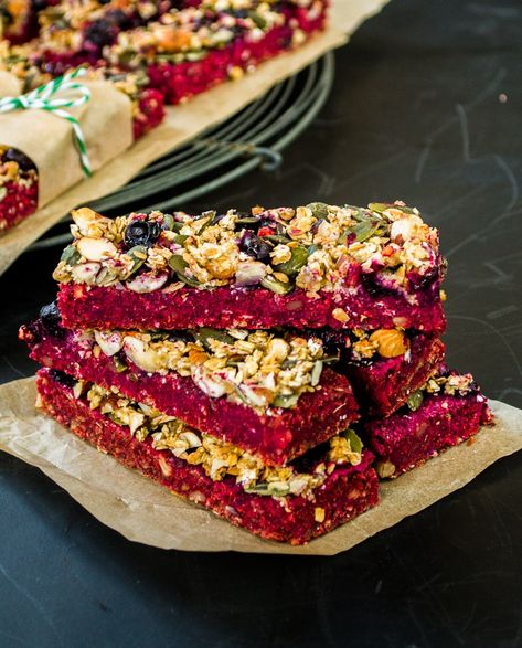 Vegan Energy Bars, Energy Bars Recipe, Beetroot Recipes, Healthy Bars, Homemade Granola Bars, Granola Bar, Raw Desserts, Homemade Granola, Energy Balls