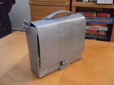 Duct Tape Messenger Bag Instructable Duct Tape Mannequin, Duct Tape Wallet Tutorial, Duct Tape Coin Purse, Duct Tape Wallet Easy, Duct Tape Wallets, Duct Tape Bags, Duct Tape Purses, Messanger Bag, Duct Tape Projects