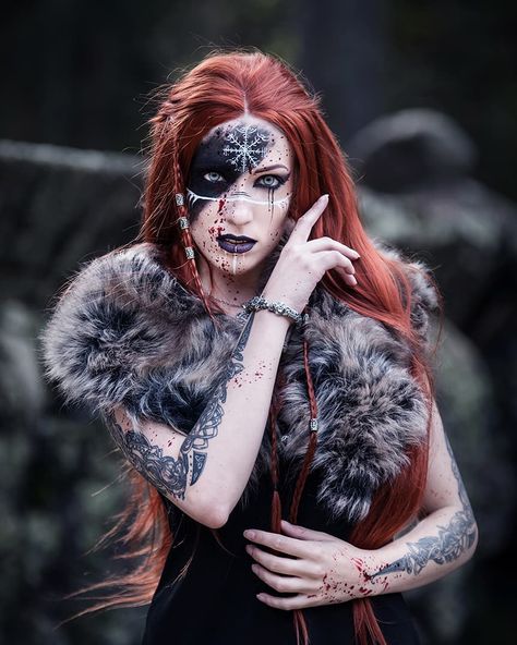 Image stored for reference only. All credits and copyright belong to https://www.instagram.com/daedra_model/ Warrior Makeup, Viking Halloween Costume, Viking Makeup, Vikings Halloween, Viking People, Danielle Victoria, Viking Aesthetic, Viking Cosplay, Celtic Warriors