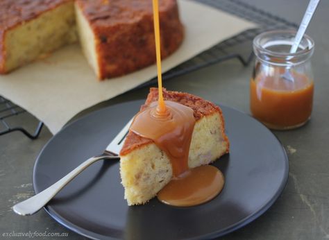 Exclusively Food: Banana Cake with Caramel Sauce Recipe Orange Cinnamon Rolls, Sticky Date Pudding, Date Pudding, Caramel Recipes Sauce, Banana Cake Recipe, Ginger Cake, Banoffee Pie, Food Photography Tips, Piece Of Cake