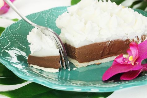 Chocolate Haupia Pie (Ted's Bakery Copycat) | Favorite Family Recipes Teds Bakery Chocolate Haupia Pie, Haupia Chocolate Pie Recipe, Chocolate Haupia Pie Hawaii, Hawaii Deserts, Haupia Cake Recipe, Haupia Pie Recipe, Chocolate Haupia Pie Recipe, Haupia Cake, Island Desserts