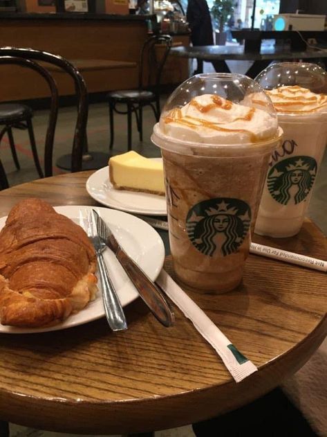 Starbucks Asthetic, Banana Bread Starbucks, Starbucks Hot Drinks, Coffee Starbucks Drinks, At Home Starbucks, Starbucks Caramel Drinks, Sweet Coffee Drinks, Starbucks Banana, Starbucks At Home