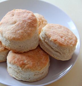 Big Mama's Biscuits - Learn how to make biscuits just like Big Mama used to! These Southern buttermilk biscuits are pure and simple. Country Biscuits, Southern Buttermilk Biscuits, Grandbaby Cakes, Southern Biscuits, How To Make Biscuits, Big Mama, Biscuit Rolls, Biscuits Easy, Buttermilk Biscuits