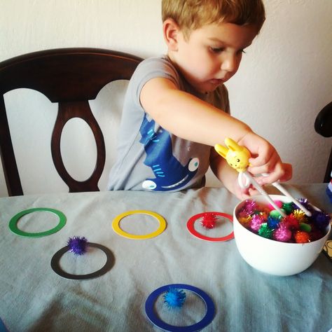 Olympic game for toddlers - sorting colors onto Olympic rings Preschool Olympics, Olympic Games For Kids, Olympic Idea, Kids Olympics, Olympic Crafts, Game For Toddlers, Olympics Activities, Sorting Colors, Olympic Theme