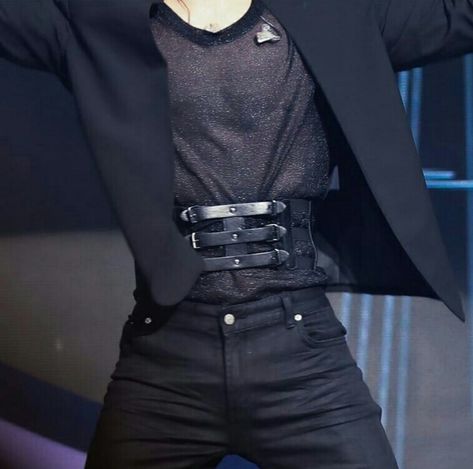 Jungkook's waist in a harness is a gift to humanity Body Proportions, Elegante Casual, Estilo Punk, Jungkook Aesthetic, Jungkook Abs, Character Outfits, Look Cool, Jeon Jungkook, Aesthetic Clothes