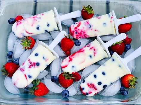 Blueberry Yogurt Popsicles, Blue Popsicles, Weekend Recipe, Cooking With Toddlers, Strawberry Popsicles, Spicy Carrots, Blueberry Yogurt, Flours Banana Bread, Yogurt Popsicles