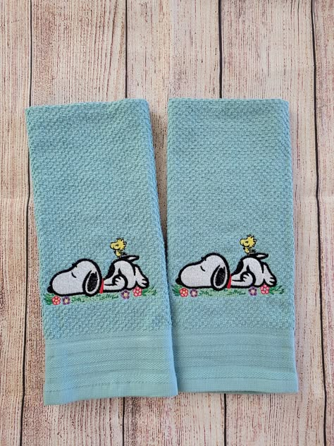 Embroidered Springtime Snoopy Dish Towel 2 piece Set. Embroidered with quality and care. Towels are embroidered with cutaway stabilizer to ensure perfect stitch. Give a little cute decorative touch to your kitchen! DISH TOWELS - 100% Cotton - Machine Wash - Tumble Dry Low Snoopy Kitchen, Snoopy Kitchen Decor, Snoopy Products, Cute Towels, Snoopy Bedding, Snoopy Object, Snoopy Blanket, Snoopy Items, Snoopy Merchandise