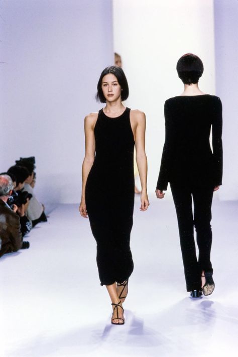 90s Minimalism, Fashion Show Runway, Calvin Klein Collection, Fashion Male, Winona Ryder, Rachel Green, Carrie Bradshaw, Fashion Show Collection, Runway Looks