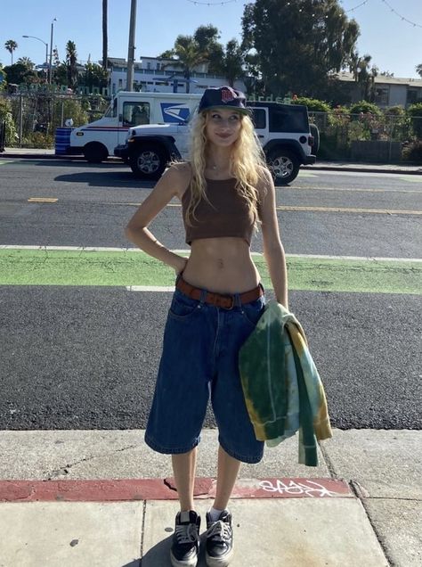 Surfer Grunge Outfits, Baggy Surfer Style, Female Surfer Aesthetic, Chaco Outfit, Y2k Grunge Beach Outfit, Sufer Girl Aesthetic Outfits, 2000 Outfits, 90s Inspired Outfits, Cool Summer Outfits