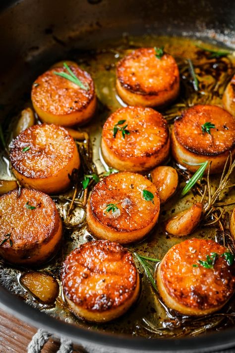 These Fondant Potatoes (aka melting potatoes) are absolutely out of this world delicious! They’re definitely a special occasion type of recipe, but 100% worth the effort. They're seared and then baked until perfectly golden and tender. Roasted Breakfast Potatoes, Melting Potatoes, Christmas Potatoes, Potato Calories, Potatoe Recipes, Fondant Potatoes, Crowded Kitchen, Delicious Sides, Leftover Potatoes