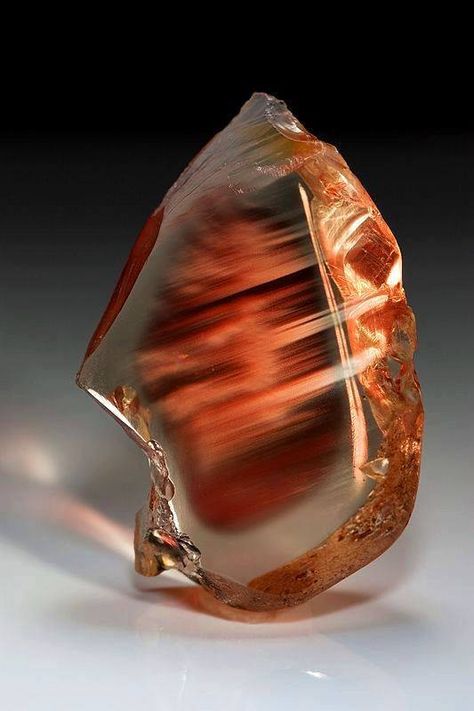 Oregon Sunstone with Schiller effect Caillou Roche, Oregon Sunstone, Geology Rocks, Pretty Rocks, Beautiful Rocks, Mineral Stone, Minerals And Gemstones, Rocks And Gems, Precious Gems