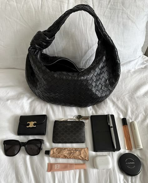 Bags Pictures Ideas, Bottega Veneta Bag Aesthetic, Bottega Veneta Jodie Bag Outfit, Bottega Veneta Bag Outfit, Bottega Bag, Brooklyn Blonde, Bottega Veneta Jodie, Everyday Bag Essentials, Dream Bag