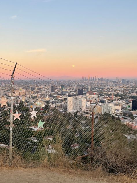 Sunset city downtown aesthetic pink blue skyline grunge urban y2k vibe hike locks moon pastel La Sunset Aesthetic, La Girl Aesthetic, Grunge City, Sunset Pastel, Runyon Canyon, Los Angeles Sunset, La Aesthetic, La Summer, Los Angeles Aesthetic