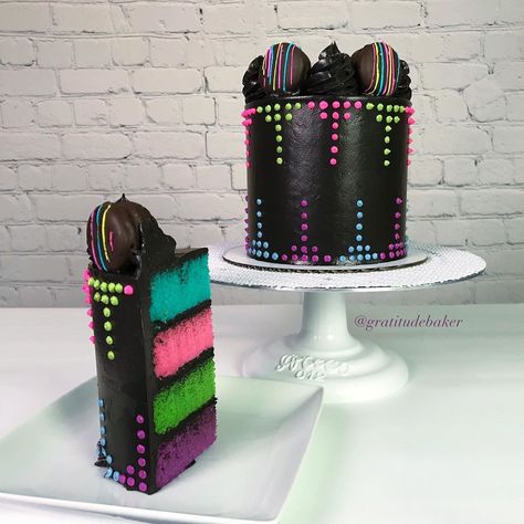 I’ve been wanting to do a black cake with bright colors for so long now but haven’t got around to it 😋 when I found these @danasbakery… Glow Theme Cake, Glow Birthday Cake Ideas, Black Light Cake Ideas, Neon Glow Party Cake Ideas, Black And Neon Cake, Glow Birthday Party Cake, Glow Party Birthday Cake, Glow In The Dark Cake Ideas, Tortas Neon Party