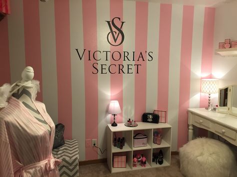 Victoria Secret Room Ideas Bedrooms, Bratz Room Ideas, Victoria Secret Bedroom Ideas Decor, Victorias Secret Room Aesthetic, Victorias Secret Room Decor, Victoria Secret Room Ideas, Victoria Secret Pink Bedroom, Victoria Secret Bedroom, Victoria’s Secret Inspired Room