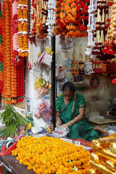 Colorful flower shop in Rishikesh market Street Photography People, Photography People, Indian Flowers, India Photography, Blue Wallpaper Iphone, Rishikesh, Blue Wallpaper, Flower Market, Bride Hairstyles