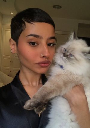 Pinterest @spiciwasabi 🦋🦋🦋 Cat Lady Pixie Side Part, Sleek Pixie, Finger Waves Short Hair, Short Hair Images, Face Makeup Tips, Short Curly Haircuts, Hair Pixie, Pixie Styles, Shaved Head