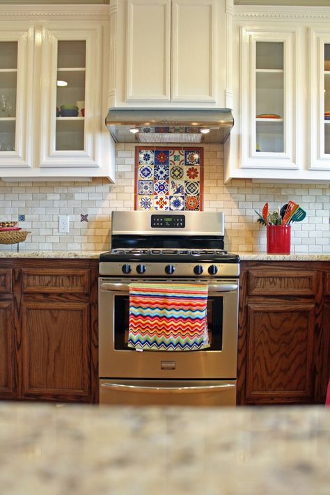 SOUTHWEST KITCHEN BACKSPLASH IDEAS – Southwest kitchen backsplash models draw inspiration from an interior design that applies to many houses in the s... Spanish Style Kitchen Backsplash, Moroccan Kitchen Design, Mexican Casa, Spanish Tile Kitchen, Talavera Tile Kitchen, Spanish Kitchen Decor, Mexican Tile Backsplash, Talavera Kitchen, Spanish Kitchen Design