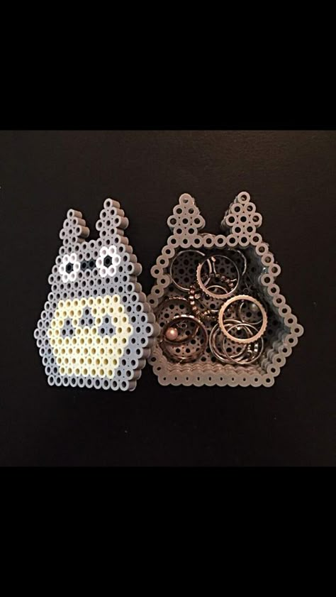 Cute Totoro perler bead box. Perler Bead Jewelry Box Pattern, Perler Bead Patterns Studio Ghibli, Perler Beads Ghibli, Studio Ghibli Perler Bead Patterns, Perler Bead 3d Patterns, Ghibli Perler Beads, Totoro Perler Beads, Totoro Jewelry, Studio Ghibli Perler Beads