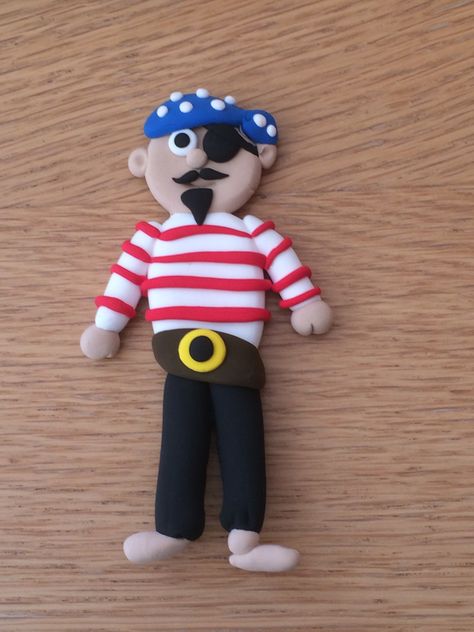 Jumping clay pirate Clay Jumping Spider, Astronaut Polymer Clay, Polymer Clay Under The Sea, Clay Mation Stop Motion, Clay Workshop, Jumping Clay, Clay Making, Clay Figurines, How To Make Clay