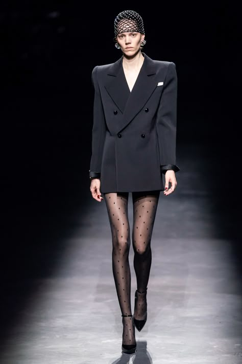 Saint Laurent Fall 2019 Ready-to-Wear Fashion Show - Vogue Fall2023 Trends, Global Dress, Couture Mode, Paris Woman, Black Suit, Mode Inspo, Fashion Show Collection, Mode Inspiration, Global Fashion