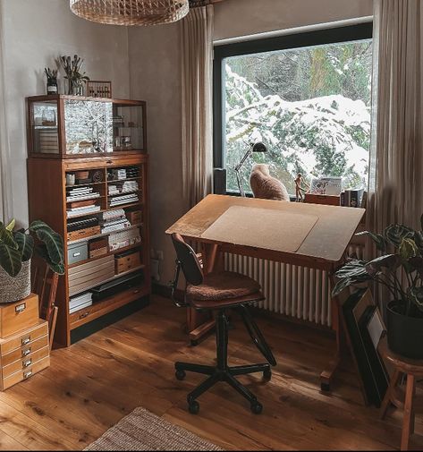 Artsy Office, Dream Studies, Studio Vibes, Bedroom Book, Art Studio Design, Art Studio At Home, Dream Studio, Little Cabin, Hobby Room