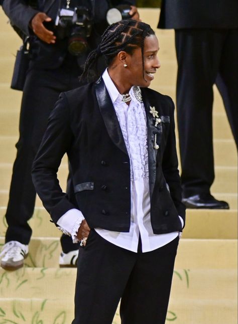 Asap Rocky Hairstyle, Prom Suits For Black Men, Asap Rocky Braids, Classy Party Outfit, Japanese Street Fashion Men, Pretty Flacko, Met Gala Outfits, Gala Outfit, Fancy Suit