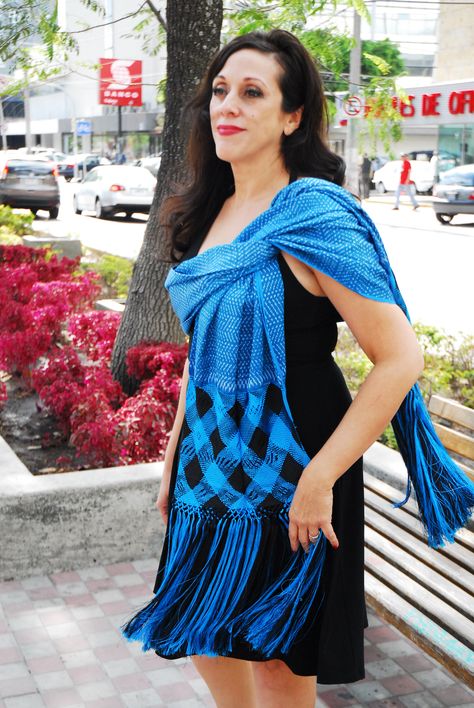 Paño de Sol Rebozos Moda Rebosos Mexicanos Outfit, Hispanic Culture, Mexican Fashion, Mexican Outfit, Mexican Dresses, Fall Looks, Fall Winter Outfits, Fashion Sewing, Ponchos