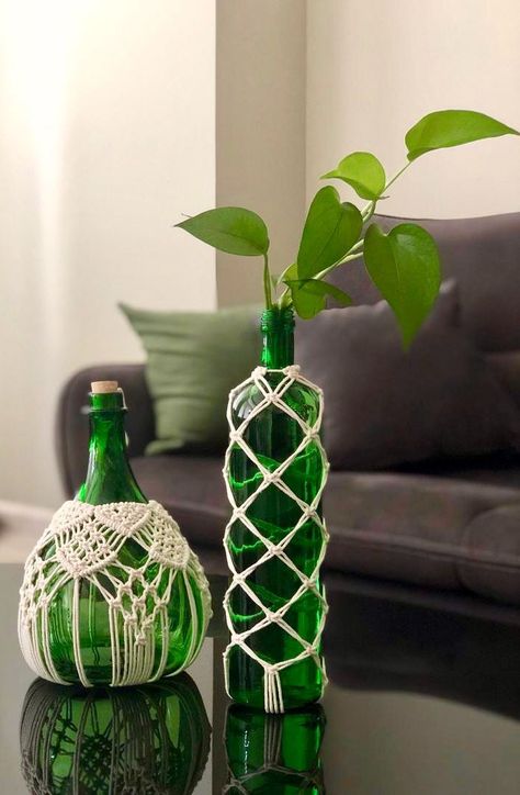 MacrameBottle Come Intrecciare, Boho Crafts Diy, Diy Boho Decor, Garden Art Ideas, Macrame Knots Pattern, Macrame Hanger, Glass Bottle Crafts, Macrame Patterns Tutorials, Macrame Plant Hangers