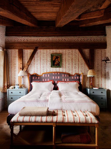 A Frame Bedroom, Bunkhouse Cabin, Swiss Chalet Interior, Ski Chalet Interior, Earthy Homes, Alpine Decor, French Chalet, Indian Apartment, Seville Hotel