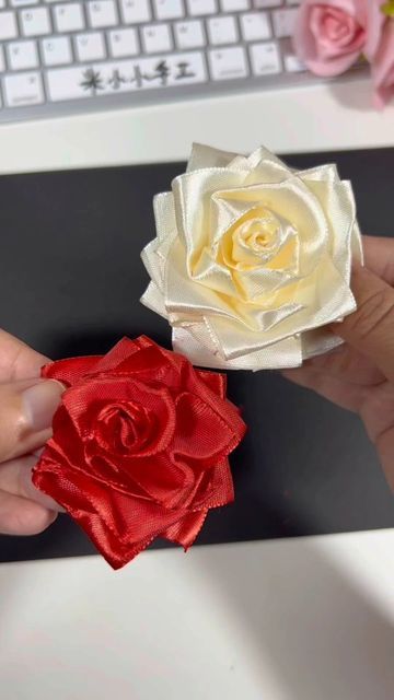 Red White Rose Bouquet, Flower Making With Ribbon, Ribbon Rose Bouquets, Ribbon Flowers Bouquet, Satin Ribbon Roses, Ribbon Flower Tutorial, Diy Ribbon Flowers, White Rose Bouquet, How To Make Rose