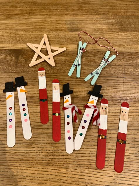 Christmas decorations made from wooden craft sticks and lollipop sticks. #christmas #christmascraftsforkids #craftsticks #christmascraft christmas decorations #popsiclestickcrafts Wooden Sticks Christmas Crafts, Lollipop Stick Christmas Decorations, Christmas Lolly Stick Craft, Lollipop Stick Craft, Lollypop Stick Craft, Stick Christmas Decorations, Sticks Crafts, Classroom Christmas Decorations, Wooden Craft Sticks