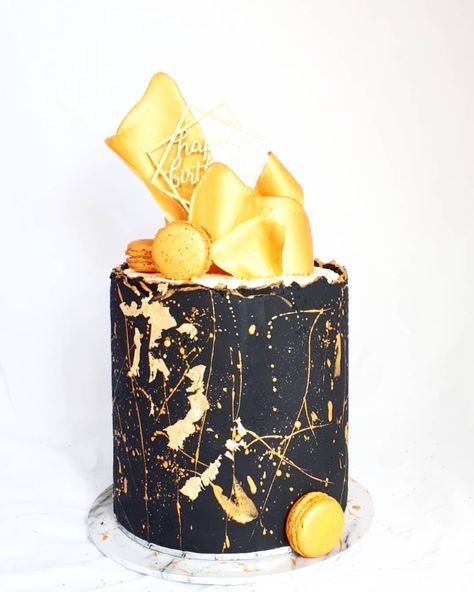 A splash of gold Splash Cake, Black And Gold Cake, Black Splash, Gold Cake, Ice Bucket, Cake, Birthday, Gold