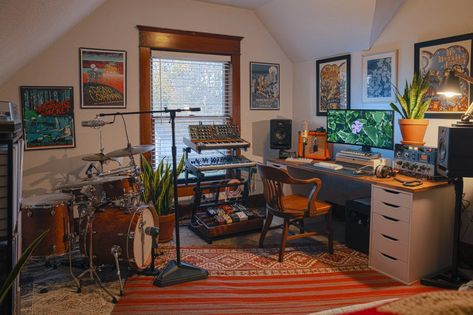 Home Sound Studio Design, Cozy Home Studio Music, Apartment Music Room, Music And Art Studio, Music Studio Organization, Music Studio Decor Interior Design, Home Music Studio Decor, Cozy Music Studio, Music Office Room